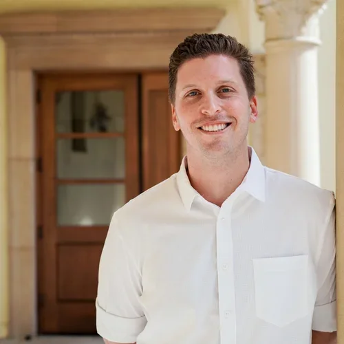 Joshua Glowalla Headshot