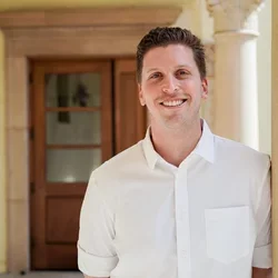 Joshua Glowalla Headshot